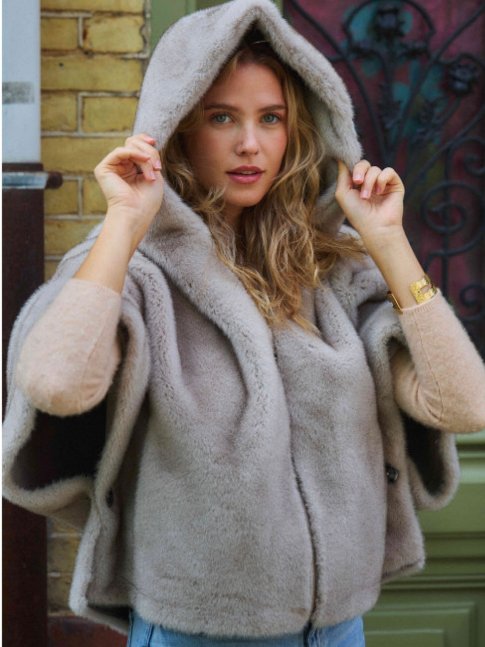 Cape faux fur light grey
