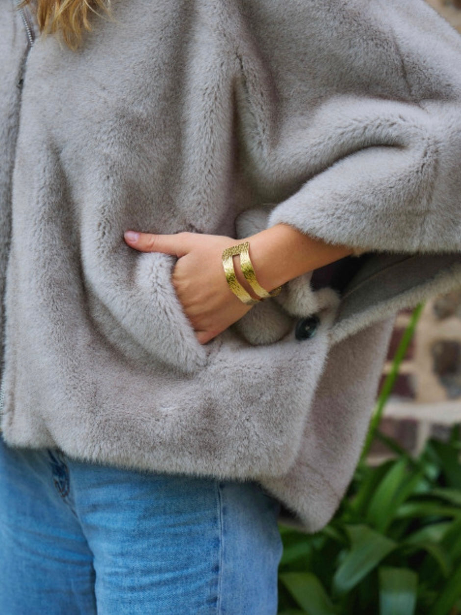 Cape faux fur light grey