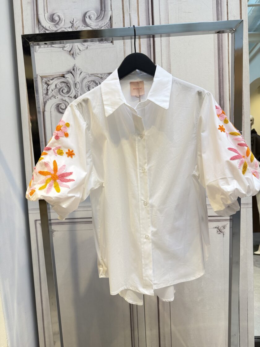 Blouse geborduurde mouwen
