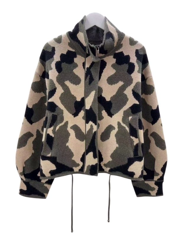 Camouflage bomber trui